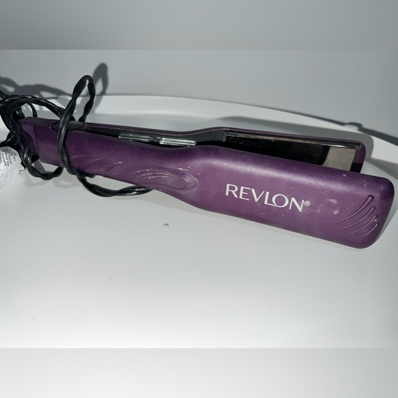 REVLON Smooth and Straight Ceramic Flat Iron  (1 in) - Picture 3 of 3